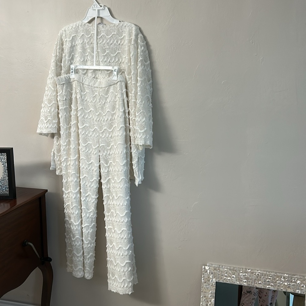 White crochet/lace lined top and pants - Picture 2 of 9
